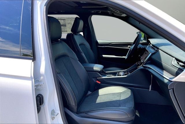 2026 Jeep Grand Cherokee Laredo Altitude